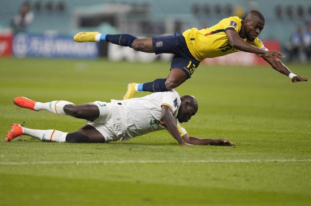 Walka o piłkę w meczu Senegal - Ekwador