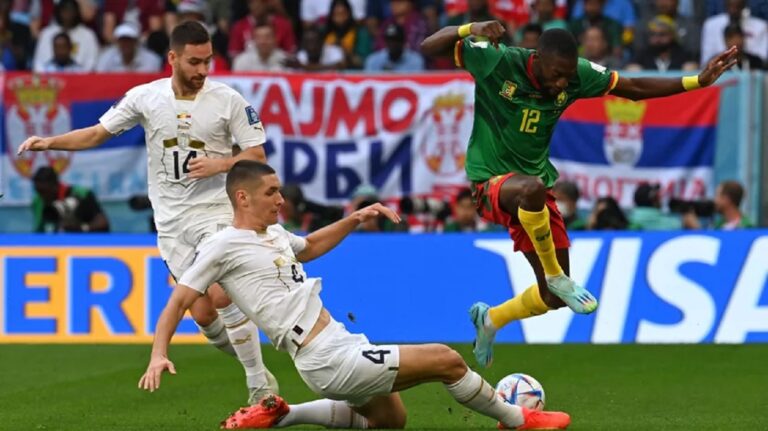 Walka o piłkę w meczu Serbia - Kamerun